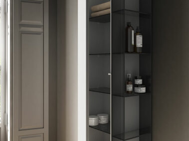 Badezimmermöbel-Set - Dogma Ideagroup - Hochschrank aus Rovere Bianco matt lackiert offenporig, seitlicher, offener Hochschrank Cristallo Fumè