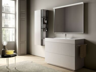 Badezimmermöbel-Set - Dogma Ideagroup-Unterschrank und Hochschrank aus Rovere Bianco matt lackiert offenporig, seitlicher, offener Hochschrank Cristallo Fumè