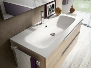 Badmöbel IDEA_Unterteil Olmo Panna, Top aus Mineralux Weiss hochglanz mit integriertem Becken