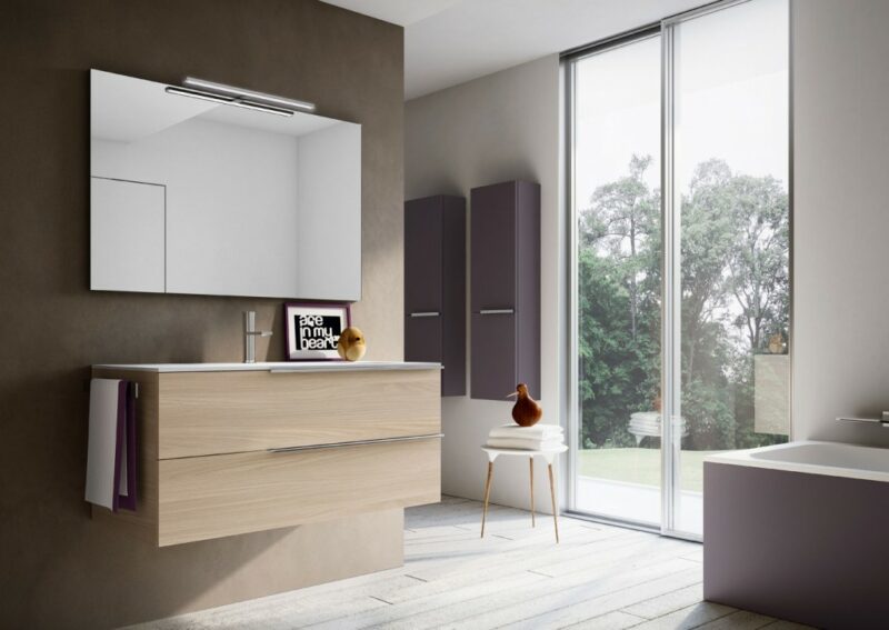 Badmöbel IDEA_Unterteil Olmo Panna, Top aus Mineralux Weiss hochglanz mit integriertem Becken, Hochschränke matt lackiert Grigio Viola