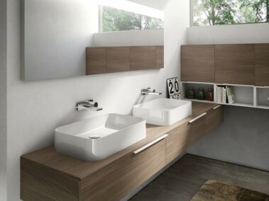 Badmöbel IDEA_Unterteile und top Olmo Nocciola Keramikbecken, Oberschränke Olmo Nocciola, Offene Elemente matt Weiss lackiert