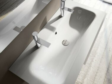 Badmöbel IDEA_aus Mineralux Weiss hochglanz mit integriertem Becken