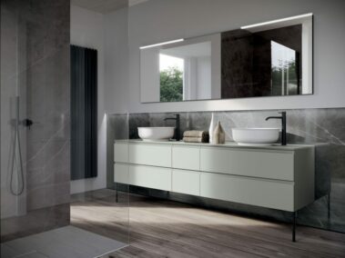 Exklusive_Badmöbel-Badmoebel-ideagroup_Form, die neue Möbelkollektion von IDEA_Runde Waschbecken Nicole aus Mineralsolid. Spiegel Sae aus schwarzem Aluminium_badausstellung-osnabrück