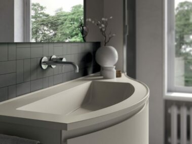 Exklusive_Badmöbel-Badmoebel-ideagroup_Gebogene Unterschränke in der matten Lackausführung Sahara, Platte mit integriertem Waschbecken aus Mineralsolid