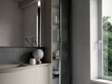 Exklusive_Badmöbel-Badmoebel-ideagroup_Gebogene Unterschränke in der matten Lackausführung Sahara, Platte mit integriertem Waschbecken aus Mineralsolid Farbe matt