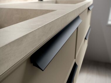 Badmöbel-ideagroup_Lackausführung Cappuccino Soft Touch, Platte mit integriertem Waschbecken aus Steinzeug Diamonds Cream.