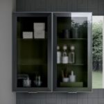 Badmöbel-ideagroup_Oberschrank mit Struktur aus Verde Canna Soft Touch und Türen mit Rahmen aus schwarzem Aluminium und sat