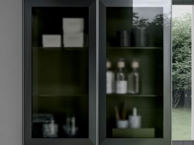 Badmöbel-ideagroup_Oberschrank mit Struktur aus Verde Canna Soft Touch und Türen mit Rahmen aus schwarzem Aluminium und sat