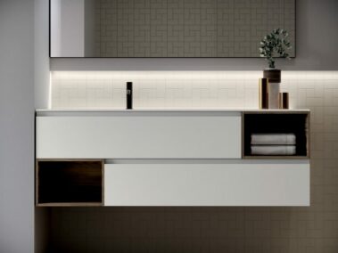 Badmöbel-ideagroup_Platte mit integriertem Waschbecken aus Mineralsolid. Spiegel Sae aus schwarzem Aluminium