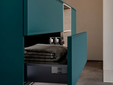 Badmöbel-ideagroup_Platte mit integriertem Waschbecken aus sandgestrahltem Kristallglas