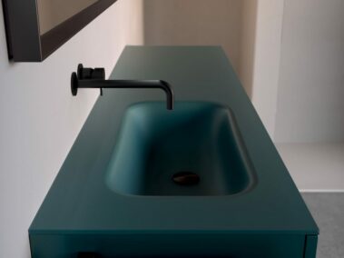 Badmöbel-ideagroup_Platte mit integriertem Waschbecken aus sandgestrahltem Kristallglas in der Lackausführung Verde Bluastro