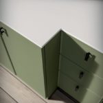 Badmöbel-ideagroup_Unterschränke mit T-Türen aus Verde Canna Soft Touch, Platte mit integriertem Waschbecken aus weißem Aquatek