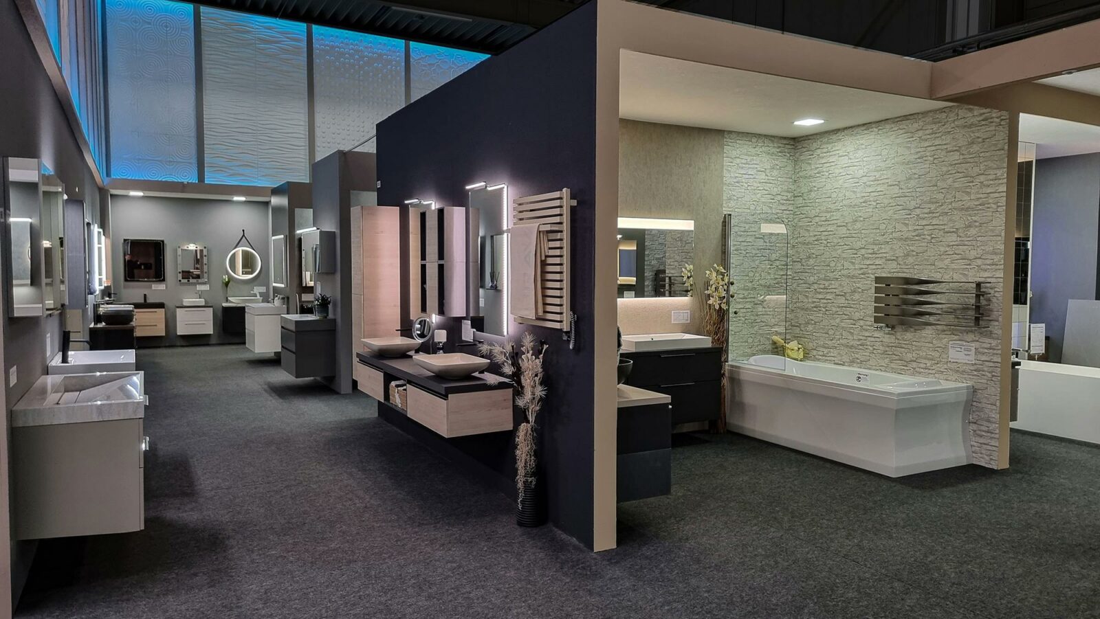 Erleben Sie Badmöbel der Extraklasse, Design-Heizkörper & moderne Badezimmerlösungen vor Ort.