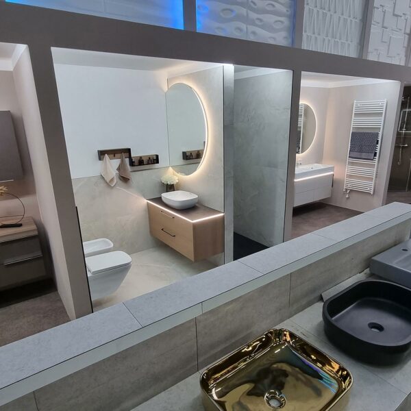 Bild einer vielfältigen Badausstellung mit Waschbecken, Badewannen und Badmöbeln