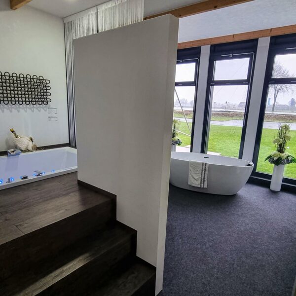 Erleben Sie Badmöbel der Extraklasse, Design-Heizkörper & moderne Sanitärtechnik: Entdecken Sie unsere erstklassige Badezimmerausstellung vor Ort.