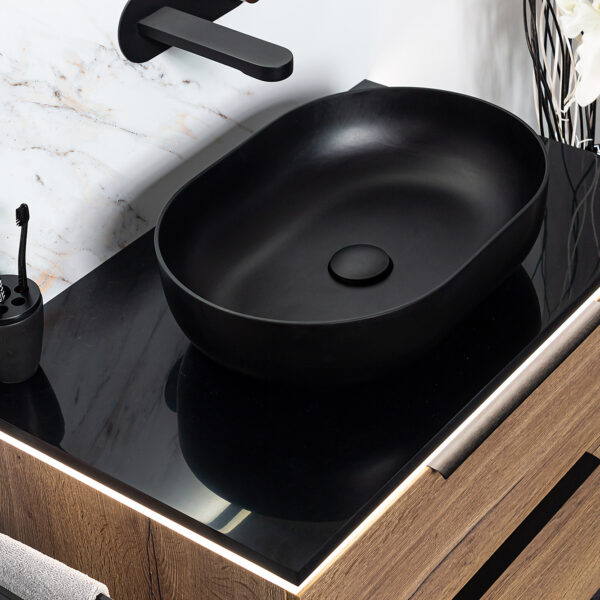 Moderne Badmöbel: Tabakeiche Waschtisch mit schwarzen Griffen, schwarzem Aufsatzwaschbecken und stilvoller schwarzer Platte.