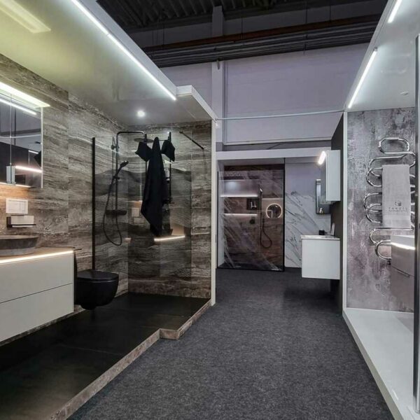 Moderne Badmöbel in einer Badausstellung in Bad Essen und Osnabrück