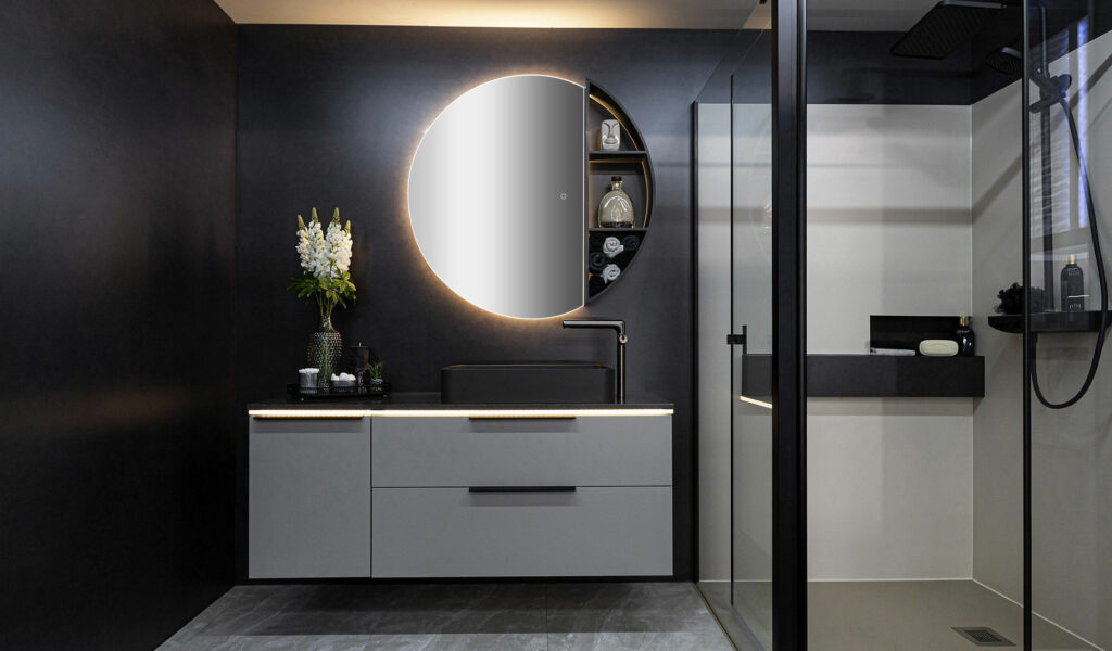 Modische Badezimmerkombination in Taupe mit schwarzen Griffe, Aufsatzwaschbecken, Platte, Armatur, Dusche und stilvollen fugenlosen Duschwänden.