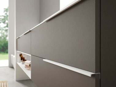 Unterteile und Oberschrank Olmo Cotto, Offenes Element Bianco matt lackiert, Sandglastop extrahell, Bianco lackiert mit integriertem Waschbecken