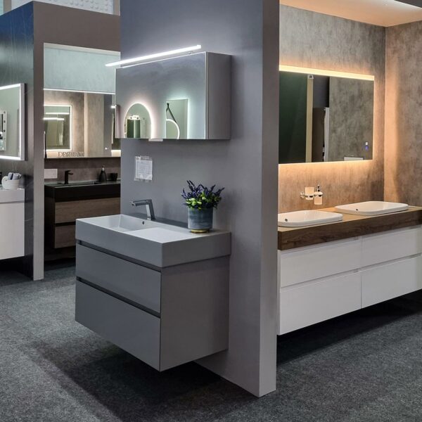 Besuchen Sie unsere Badausstellung in der Nähe von Bad Essen und Osnabrück. Erleben Sie zeitgemäße Badkonzepte, stilvolle Armaturen und elegante Fliesen. Ihr Traumbad beginnt hier – lassen Sie sich inspirieren!