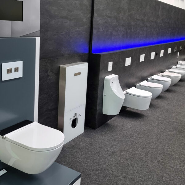 Erleben Sie Badmöbel der Extraklasse & erstklassige WCs: Besuchen Sie unsere Badezimmerausstellung vor Ort.