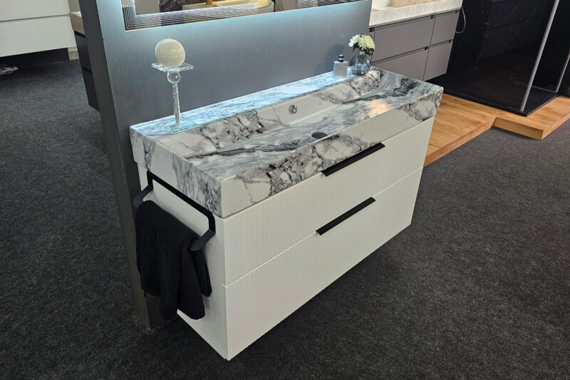 badmoebel-120-cm-weiss-mit-geriffelter-front-keramik-waschbecken-in-marmor-optik-ausstellungsstueck