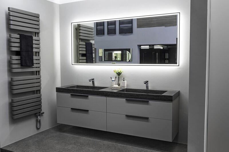Hochwertige Badmöbel mit großem Doppelwaschtisch (200 cm), Marmor-Granit-Waschbecken, schwarzen Griffen, 200 cm Spiegel mit schwarzem Rand und einem stilvollen Heizkörper