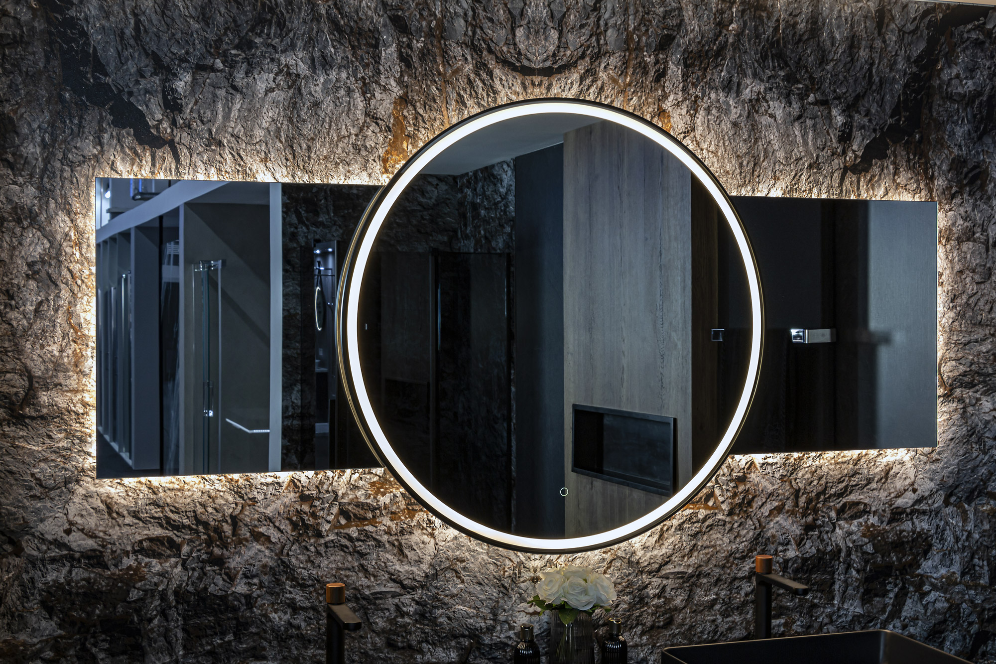 Ein exklusiver Spiegel mit einer Größe von 200 cm, runder Mitte von 100 cm, warmen und kalten Lichtern sowie einer praktischen Dimmfunktion. Perfektes Badezimmerambiente auf höchstem Niveau