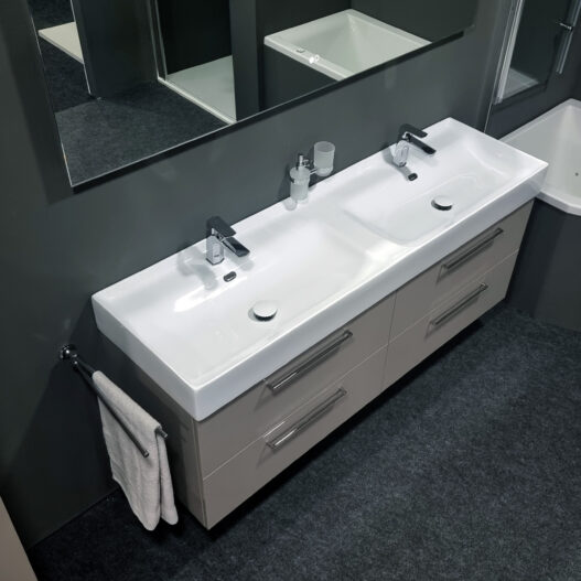 Ein zeitgemäßer 160 cm Badmöbel-Doppelwaschtisch in eleganter Taupe-Farbe mit hochwertigen Keramik-Doppelwaschbecken, die Funktionalität und Stil vereinen.