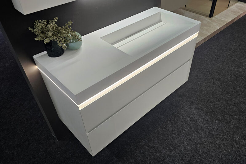 badmoebel-waschtisch-120-cm-weiss-mit-mineral-solid-waschbecken-weiss-matt-rechts-ausstellungsstueck