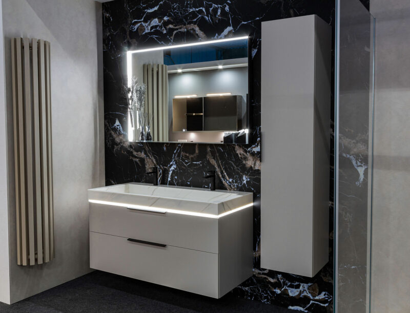 Doppelwaschtisch in Taupe-Marmor-Carrara in einem modernen Badezimmer. Das Waschbecken ist aus hochwertigem Mineralwerkstoff gefertigt und hat eine porenfreie, pflegeleichte Oberfläche. Die Waschbeckenplatte ist in einem eleganten Taupe-Marmor-Carrara-Look gehalten