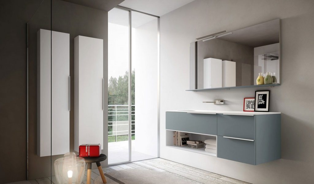 Badmöbel Serie CUBIK mit ansprechender grauer Optik und weißem Waschbecken von IDEA GROUP, mit eleganten chrom Griffen, unterem offenen Regal und Spiegel mit Ablage.