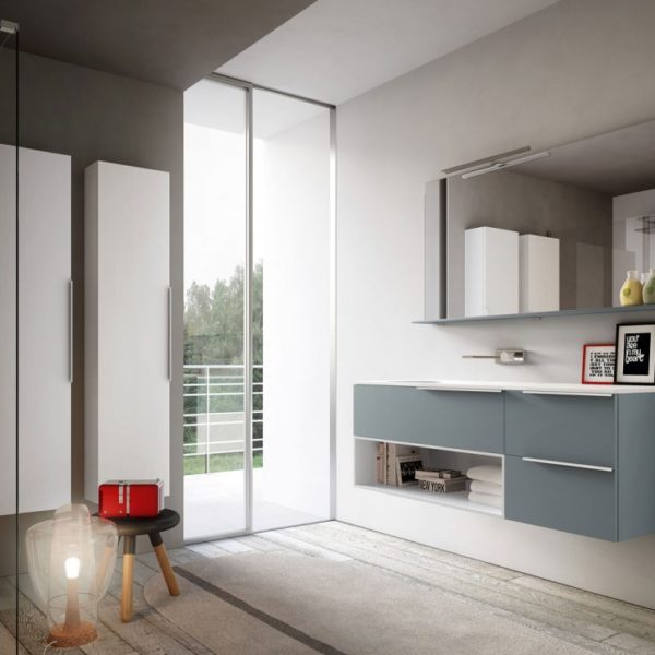 Badmöbel Serie CUBIK mit ansprechender grauer Optik und weißem Waschbecken von IDEA GROUP, mit eleganten chrom Griffen, unterem offenen Regal und Spiegel mit Ablage.