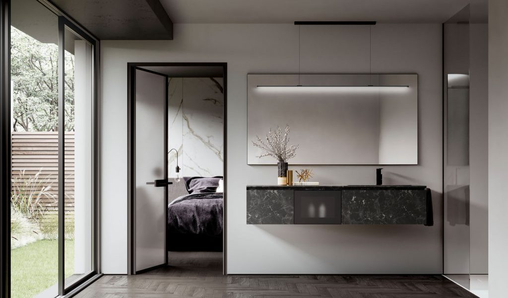 Moderne Badmöbel Serie CUBIK mit eleganter Marmor-Optik und schwarzem Waschbecken von IDEA GROUP, ergänzt durch einen Schrank mit schwarzer Glasfront.