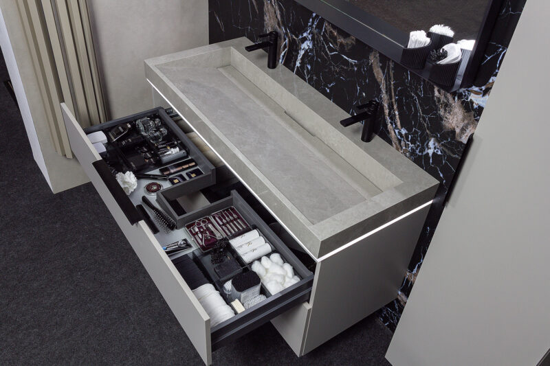 Hochwertige moderne Badezimmermöbel mit Doppelwaschtisch in verschiedenen Materialien und Farben