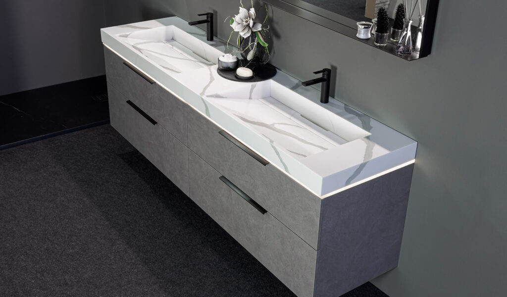 Exklusive Badezimmermöbel: 200 cm Doppelwaschtisch in Betonoptik, elegantes Marmor-Calacatta Waschbecken, Beleuchtung mit Bewegungsmelder.