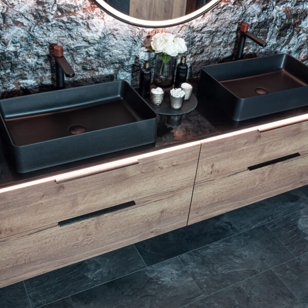 Hochwertige, elegante Badmöbel mit großem Doppelwaschtisch (200 cm) in Tabak-Eiche, edler schwarzer Marmorplatte, stilvollen Aufsatzbecken, einem extravaganten Spiegel und eleganten schwarzen Armaturen