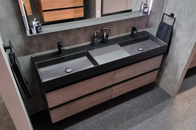 Ein exklusiver 160 cm Badmöbel-Doppelwaschtisch in edlem Schwarz-Matt mit hochwertigen Keramik-Doppelwaschbecken, perfekt für moderne Badezimmergestaltungen.