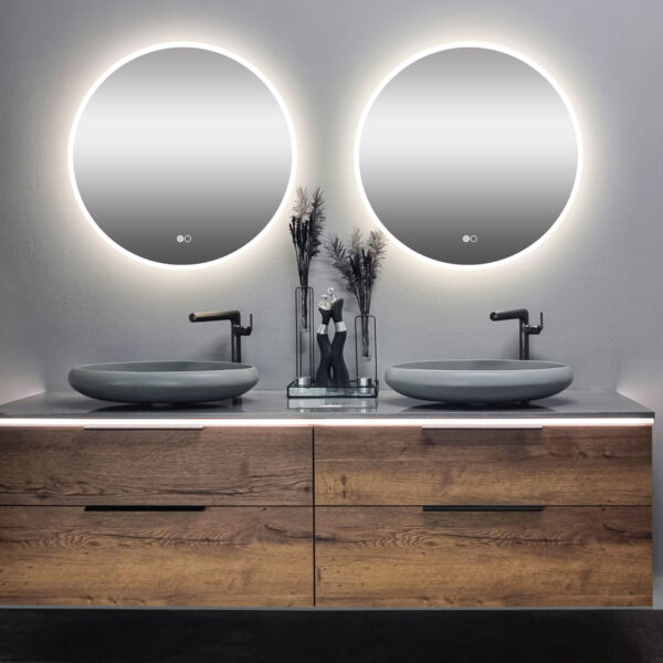 Hochwertige exklusive Badmöbel mit großem Doppelwaschtisch (200 cm) in Tabak-Eiche, edler Marmor-Steinplatte, Designer-Armaturen, zwei stilvollen Aufsatzbecken, runden Spiegeln (80 cm) und eleganten schwarzen Griffen