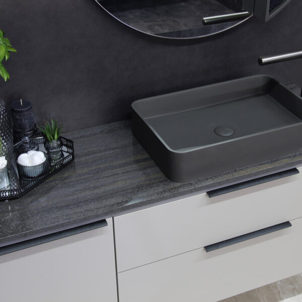 Badezimmerkombination in Taupe mit schwarzen Griffen, Graphite Aufsatzwaschbecken, Marmorstein-Platten und eleganter schwarzer Armatur.