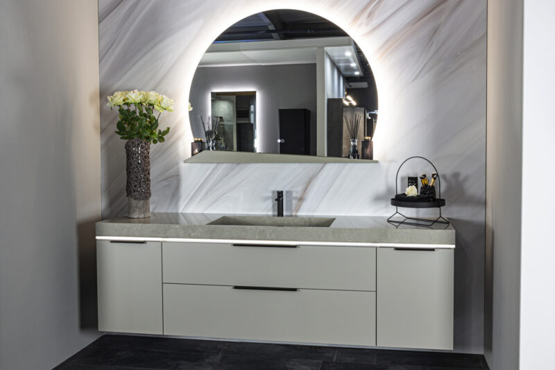 Hochwertige exklusive Badmöbel mit großem 240 cm Waschtisch in Taupe-Zementoptik und Solid-Surface-Marmoroptik
