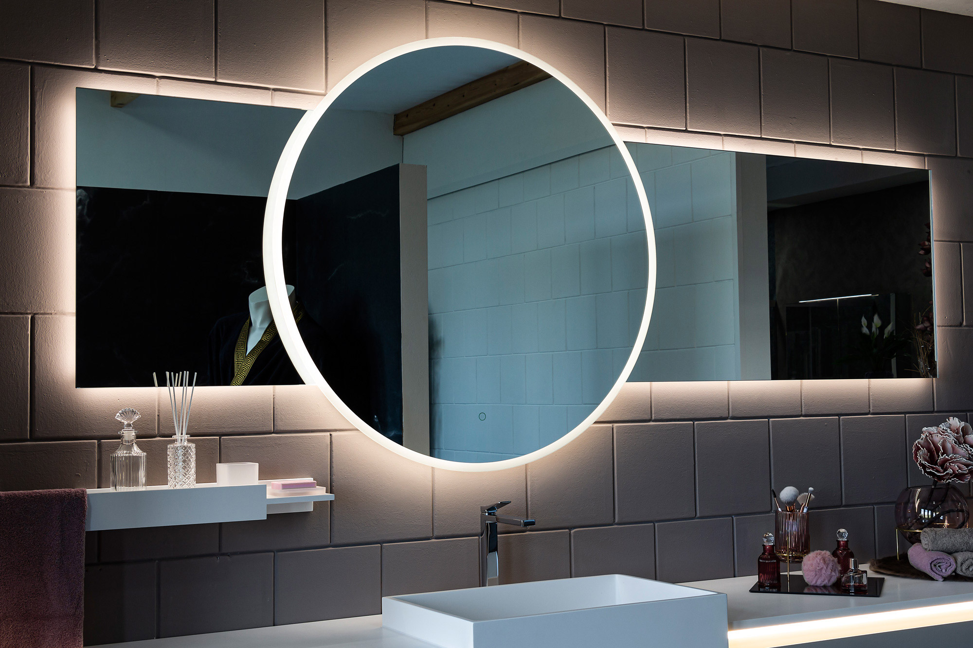 Ein exklusiver Spiegel in beeindruckender Größe von 240 cm, mit einer runden Mitte von 100 cm, warmen und kalten Lichtern sowie einer praktischen Dimmfunktion. Eleganz im Großformat für Ihr Badezimmer.