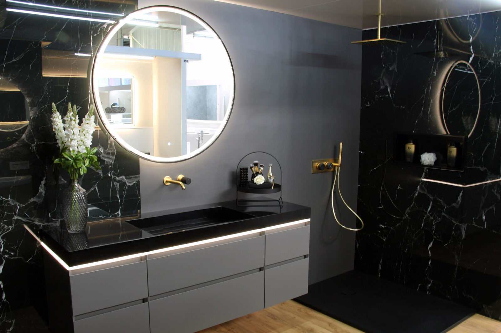 exklusive-badmoebel-waschtisch-gold-schwarz-marmor-moderne-badezimmermoebel-160-200-240-cm-mit-45°-gehrung-anthrazit