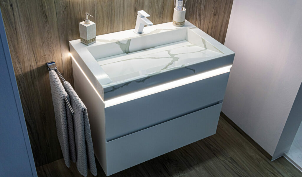 Gäste-WC Badmöbel: Moderne 80 cm Weiß Matt Grifflos Waschtisch mit stilvollem Calacatta Waschbecken, Beleuchtung mit Bewegungsmelder und eleganter weißer Armatur.