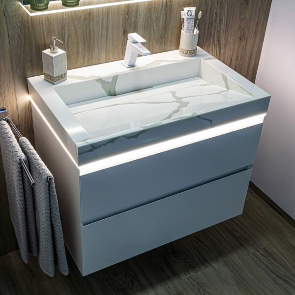 Gäste-WC Badmöbel: Moderne 80 cm Weiß Matt Grifflos Waschtisch mit stilvollem Calacatta Waschbecken, Beleuchtung mit Bewegungsmelder und eleganter weißer Armatur.