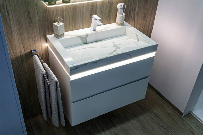 Gäste-WC Badmöbel: Moderne 80 cm Weiß Matt Grifflos Waschtisch mit stilvollem Calacatta Waschbecken, Beleuchtung mit Bewegungsmelder und eleganter weißer Armatur.