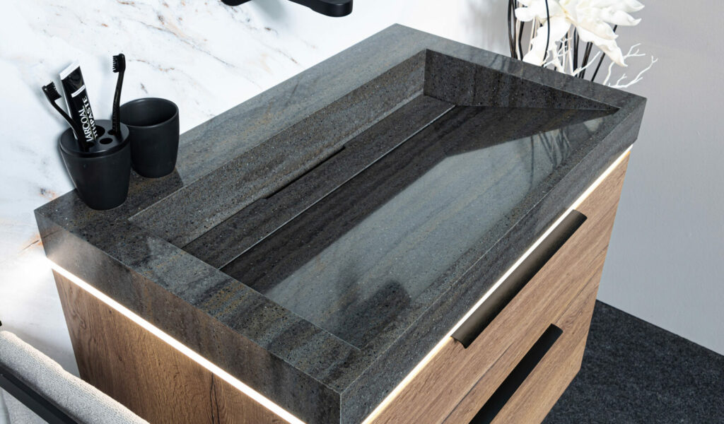 xklusive Gäste-WC Badmöbel: Tabakeiche Waschtisch 80 cm mit stilvollen schwarzen Griffen, beeindruckendes Marmor-Stein Waschbecken.