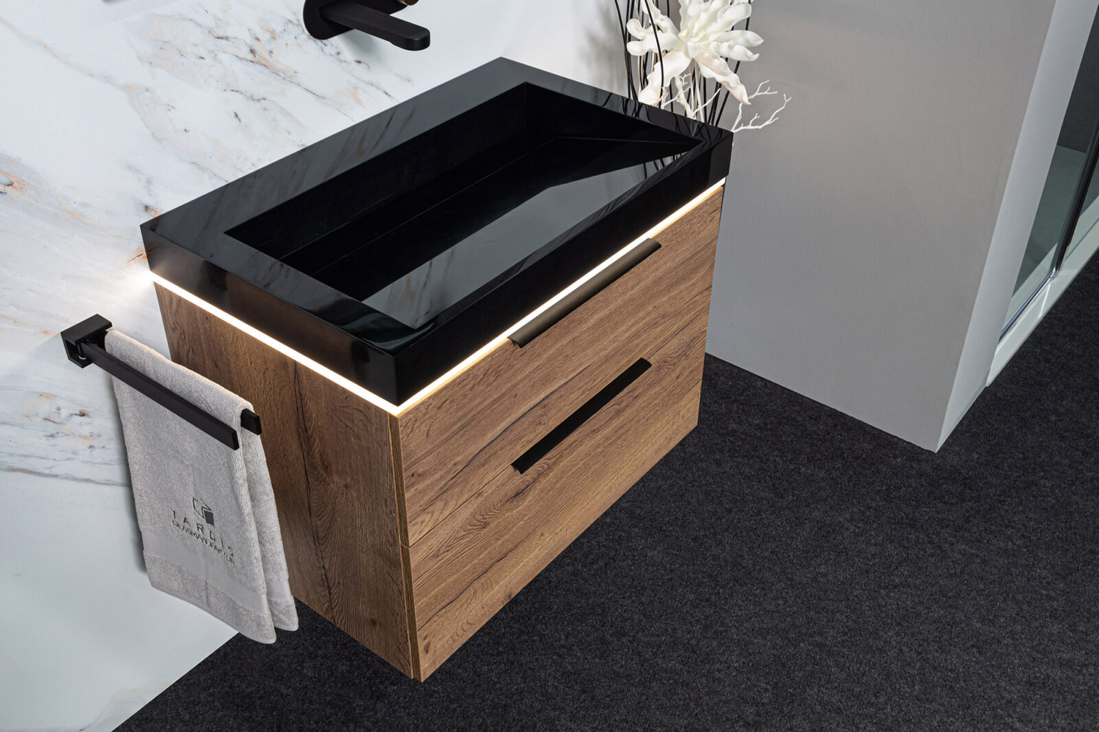 Exklusive Gäste-WC Badmöbel: Waschtisch in Tabakeiche mit elegantem schwarzem Waschbecken in den Größen 60, 80, 100 und 120 cm.