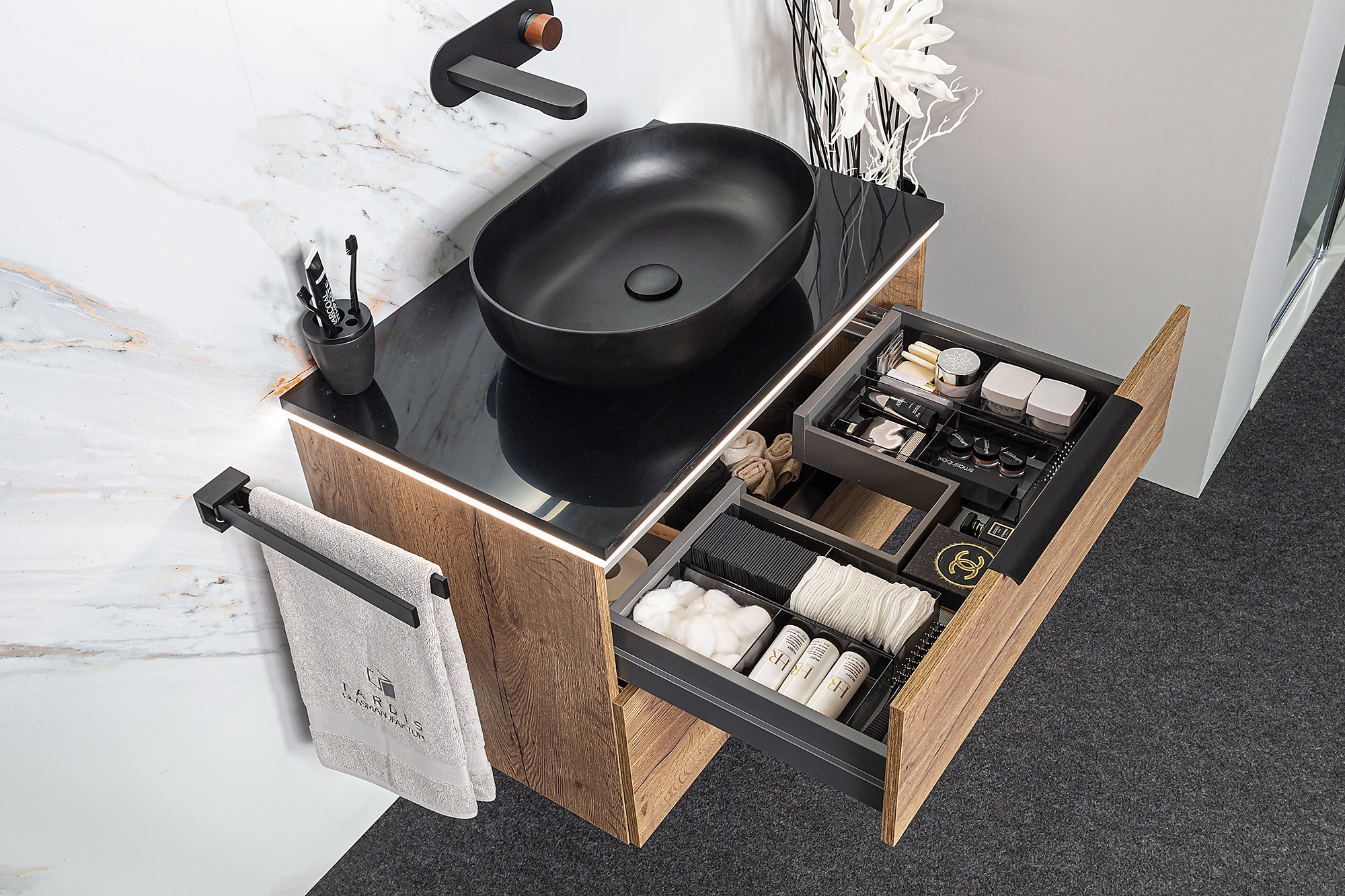 Moderne Badmöbel: Tabakeiche Waschtisch mit schwarzem Aufsatzwaschbecken, Platte und eleganter schwarzer Armatur.