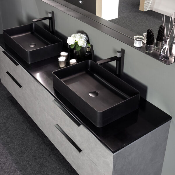Moderne Doppelwaschtisch Badmöbel: Schwarze Griffe, Größen 160-200-240 cm, elegante schwarze Aufsatzbecken, schwarze Platte und Armaturen.